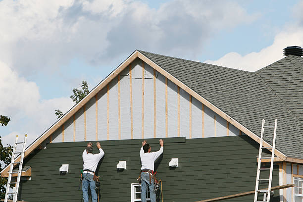 Professional Siding Installation technician working in Midlothian, TX